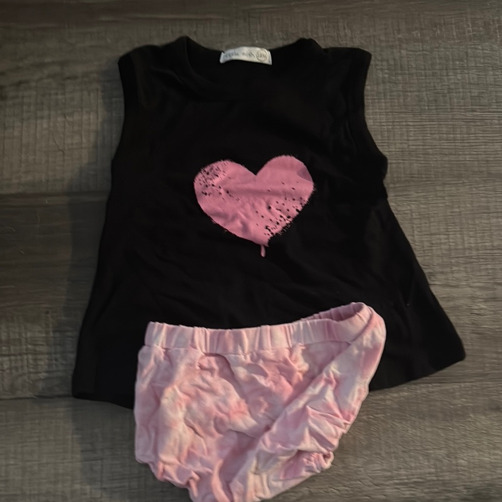Little mish summer set Black Sleeveless Top with Pink Heart and Pink Bottoms